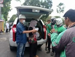 Dewan Sumsel Berbagi Ratusan Nasi Bungkus Kepada Masyarakat dan Ojol