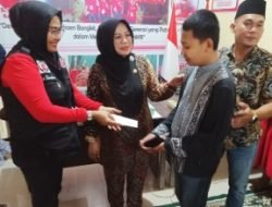 Ormas Pemuda Demokrat Bersama Arniza Nilawati Berbagi Kasih