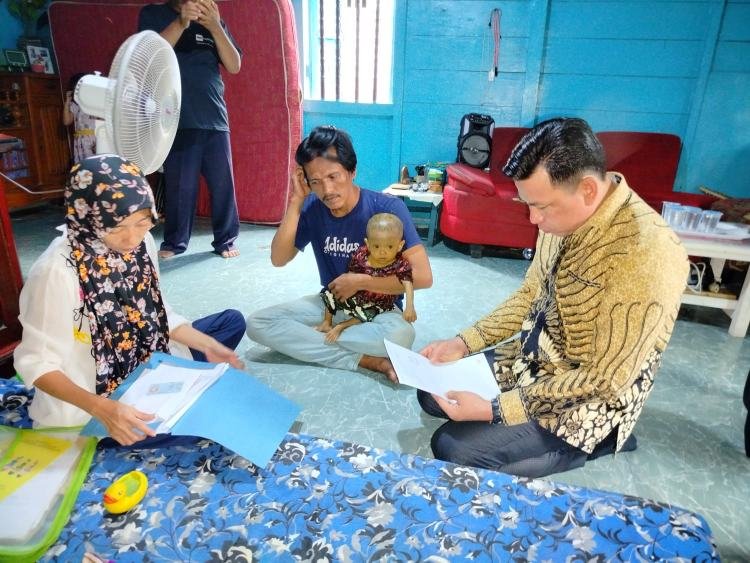 Kunjungan Ketua DPRD Palembang, Zainal Abidin mengunjungi bocah Muhammad Gio Farhan Aldiano warga Jalan Kemas Rindo Rt. 40 Rw. 07 Kelurahan Ogan Baru, Kecamatan Kertapati Palembang yang mengidap sakit penyumbatan empedu