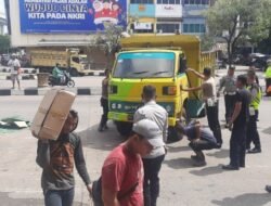 Truk Muatan Buku Sekolah Terguling di Simpang Polda
