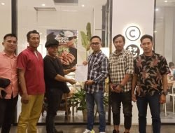 Usai Terpilih, Ketua IWO Sumsel Serahkan SK Penetapan Hasil Pemilihan ke Pusat