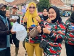 Puluhan Srikandi LMP Berbagi Nasi Kotak