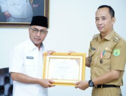 Pj Bupati Apriyadi Muba Berikan Hadiah Umroh Gratis Kepada Musmulyadi