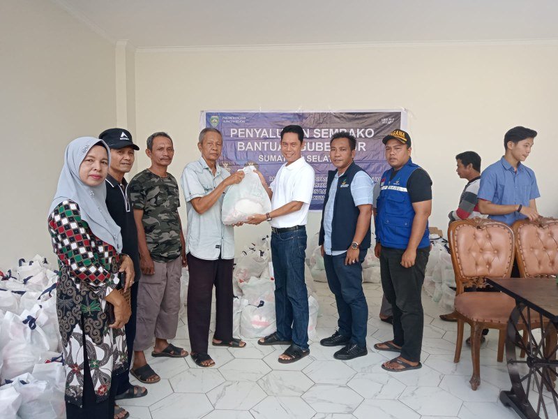 Penyarahan secara Simbolis bantuan 400 paket sembako yang disaksikan langsung oleh pihak Dinas Sosial Provinsi Sumsel