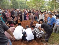 Pj Bupati Apriyadi Antar Langsung Mendiang Wakil Ketua Baznas Muba ke Pemakaman