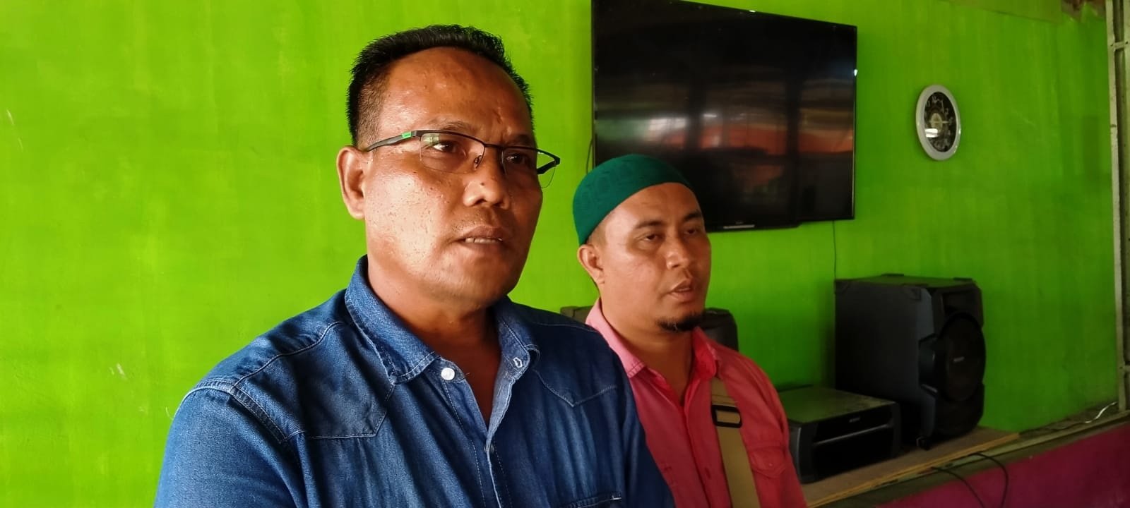 Marijal alias Dang (kiri) saat konferensi pres di hadapan awak media di Jalan Mayjen Sartubi Darwis Kelurahan Keramasan Kecamatan Kertapati Kota Palembang, Minggu (18/06/2023).