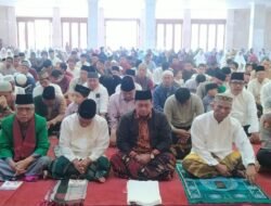 Bupati Banyuasin Shalat Ied Di Masjid Al Amir