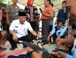 Pj Bupati Apriyadi Borong 500 Pasang Sandal Jepit