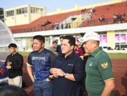 Deru Dampingi Erick Tohir Pantau Seleksi Pemain Timnas U-17