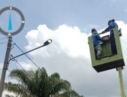 Warga Lapor PJU Mati, Petugas PUPR Langsung Lakukan Perbaikan