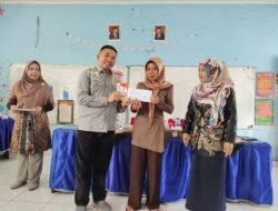 Syaiful Padli Sampaikan Bantuan Aspirasi DPR RI di SDN 211