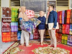 Kembangkan Batik Kujur, PTBA Berdayakan Para Ibu Rumah Tangga