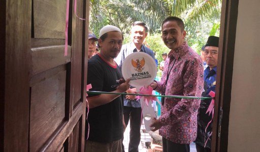 Peresmian rumah Muhammad Ali Sadikin dari program renovasi rumah Baznas kota Palembangl
