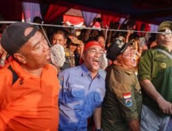 Momen Seru Apriyadi Bersama Masyarakat Sungai Keruh