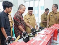 Pj Bupati Apriyadi Serahkan Bantuan Kepada 70 UMKM