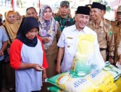 Pemkab Muba Keluarkan 10 Ton Beras Dalam Operasi Pasar