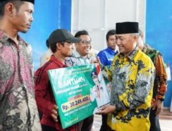 Meski Hari Libur, Pj Bupati Apriyadi Lakukan Kunker dan Beri Bantuan UMKM