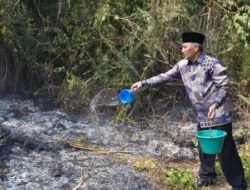 Bawa Air Seadanya, Pj Bupati Apriyadi Padamkan Titik Api