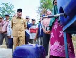 Pj Bupati Cek Distribusi Air Bersih Warga Plakat Tinggi 