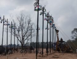 Lomba Panjat 17 Pohon Pinang Meriahkan HUT RI