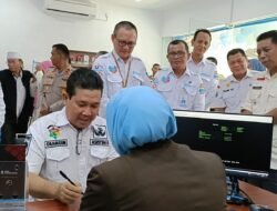 Plakat Tinggi Sudah Pantas Ada Kantor Kas dan Mesin CRM