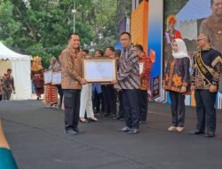 Pj Bupati Apriyadi Raih Penghargaan Katagori Pejabat Publik
