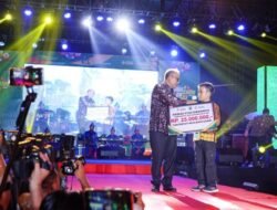 Siswa asal Kayuara Dapat Hadiah Rp25 Juta dari Pj Bupati Apriyadi