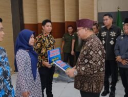 Sumpah Pemuda, Pemkab Muba Serahkan Bantuan Bagi Wirausaha