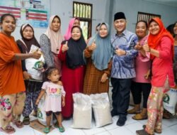 Apriyadi Dikerubungi Emak-emak