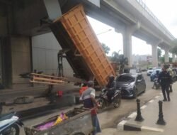 Bak Dump Truk Nyangkut di Stasiun LRT Asrama Haji