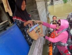 Kapolres PALI Beri Bansos Kepada Warga Terdampak Banjir