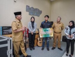 Musisi di Sekayu Dapat Kejutan Alat Musik dari Apriyadi