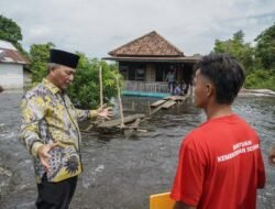 Tomi Gembira Dibangunkan Rumah oleh Pj Bupati Apriyadi