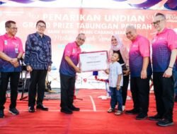 Apriyadi Serahkan Hadiah Pemenang Undian Tabungan Pesirah