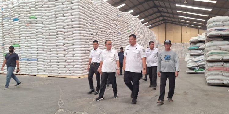 Penjabat (Pj) Bupati Banyuasin H. Hani S Rustam melakukan Inspeksi Mendadak (Sidak) ke Gudang Beras PT. Buyung Putra Pangan
