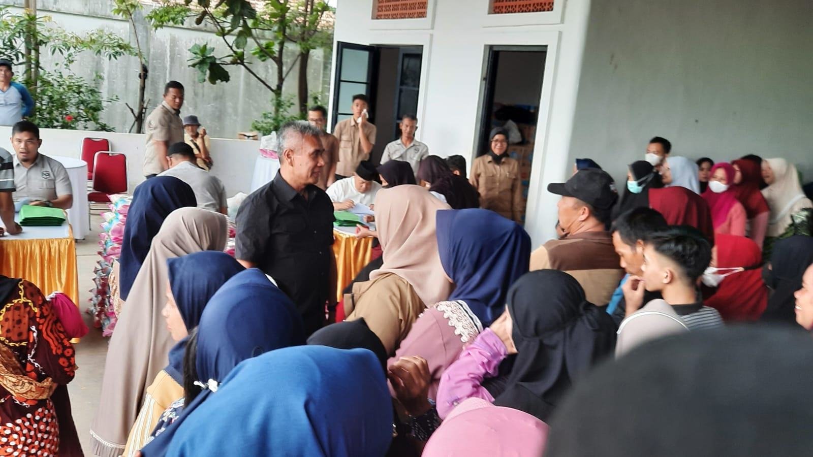 Mularis Djahri membagikan bantuan sekitar 1.500 paket sembako kepada ribuan masyarakat