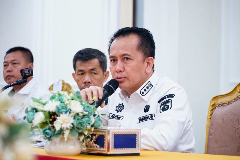 Penjabat (Pj) Gubernur Sumatera Selatan (Sumsel) Agus Fatoni menyerahkan Laporan Keuangan Pemerintah Daerah (LKPD) Tahun Anggaran 2023 (foto : humas pemprov sumsel)