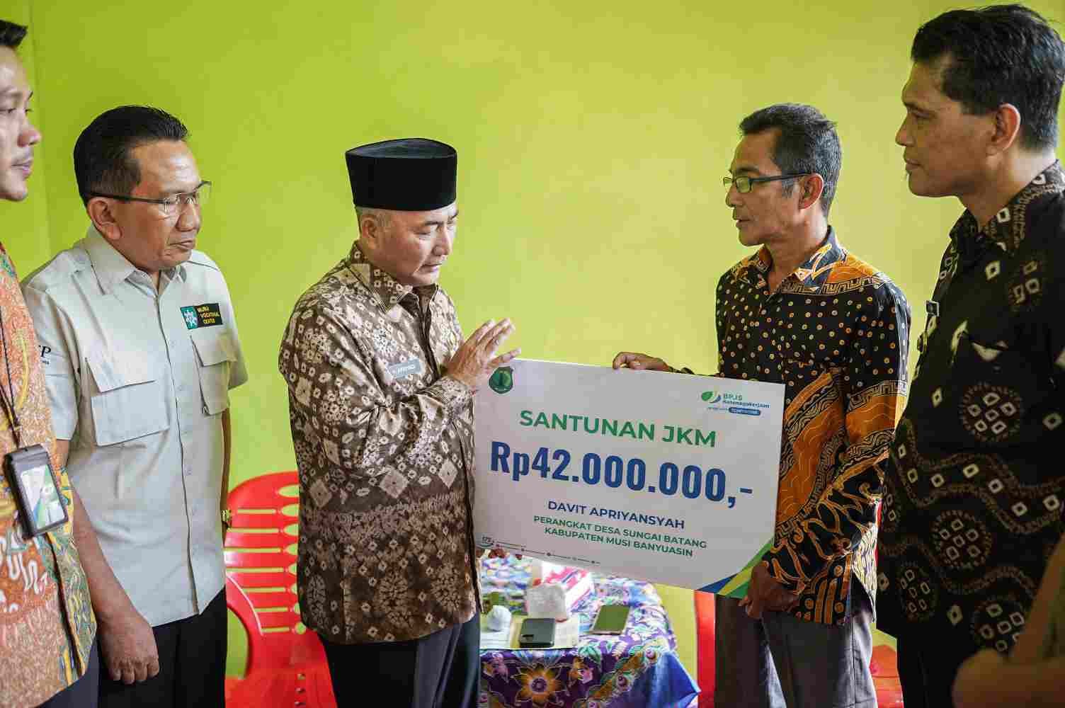 Davit didatangi langsung Pj Bupati Apriyadi Mahmud bersama pihak BPJS Ketenagakerjaan.