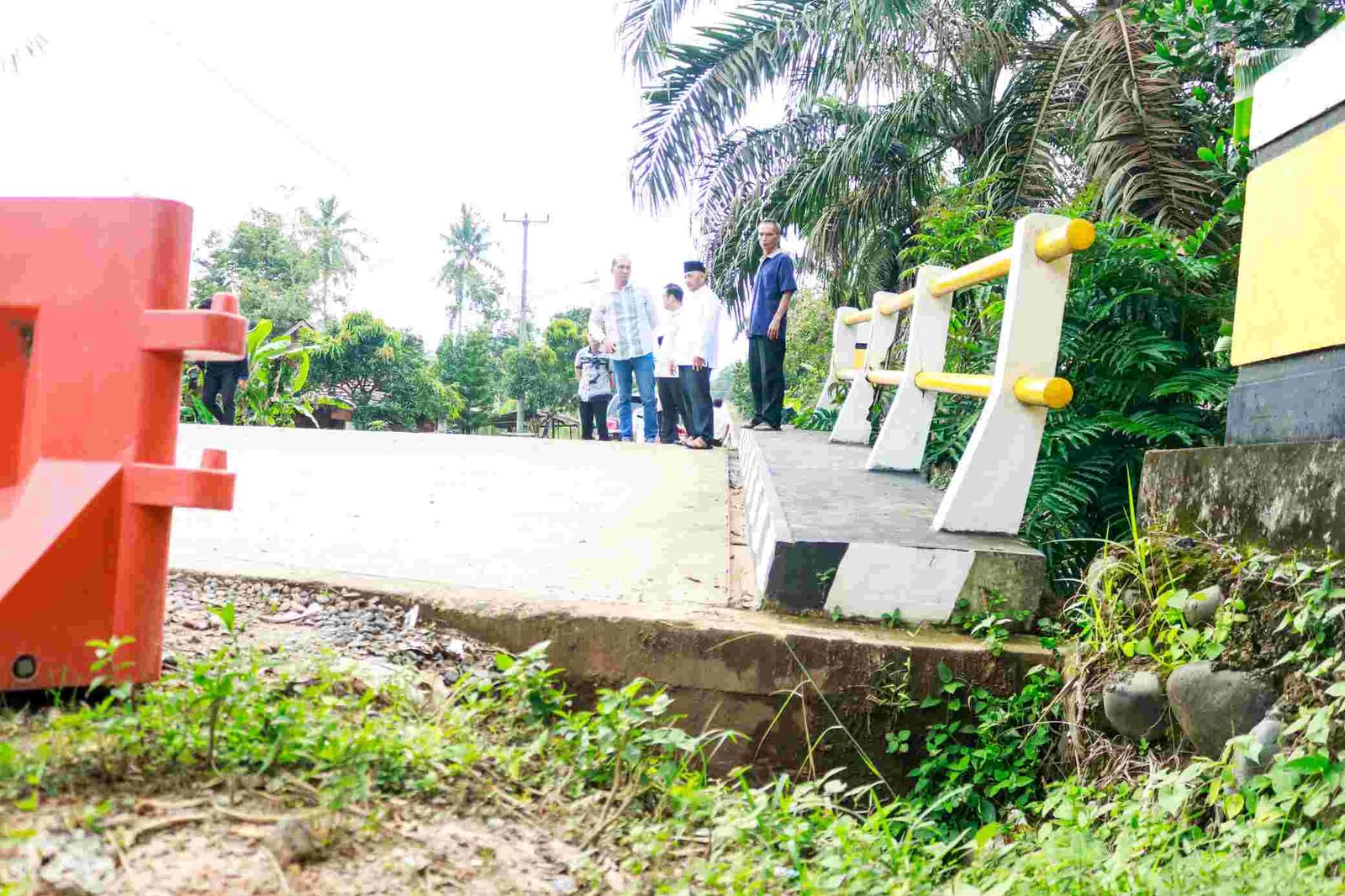 Jumat (15/3/2024) sore jembatan tersebut ditinjau langsung Pj Bupati Apriyadi Mahmud bersama Kadis PUPR Muba Alva Elan SST MPSDA.