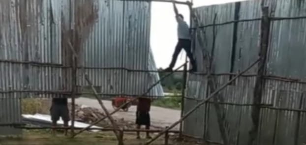 Petugas saat membongkar gudang BBM ilegal di Kertapati (foto : halopos.id/ist)