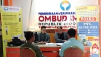 Penerima kuasa dari 8 perangkat desa yang diberhentikan saat melapor ke ombudsman Sumsel