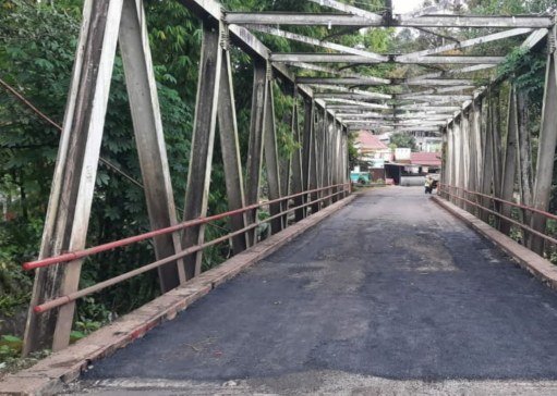 jalan dikawsaan jembatan selangis yang sedang di aspal, (foto:ist)