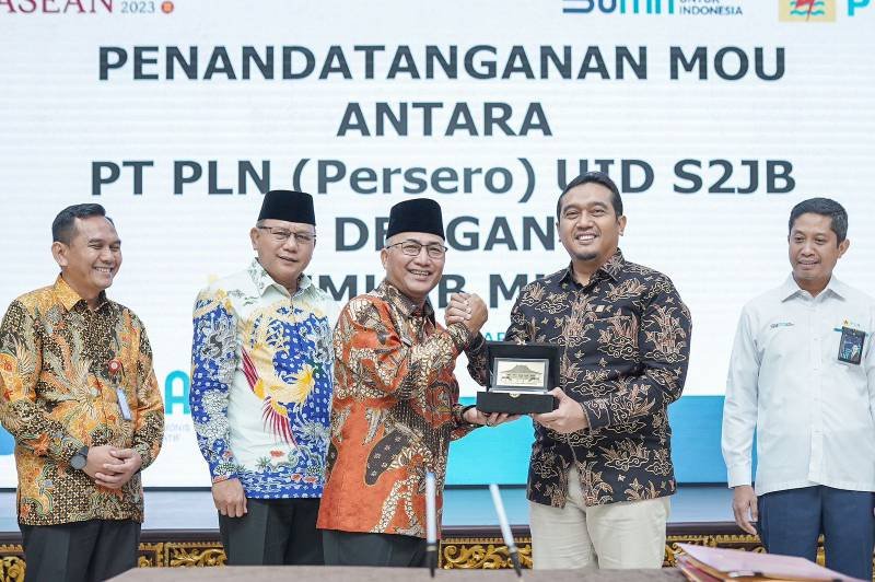 Penandatanganan Kesepakatan Bersama dan Perjanjian Kerjasama dengan PT PLN S2JB Tentang Pembangunan, Operasional dan Pemeliharaan Jaringan Listrik Desa di Kabupaten Musi Banyuasin (foto : sumber humas kominfo muba)