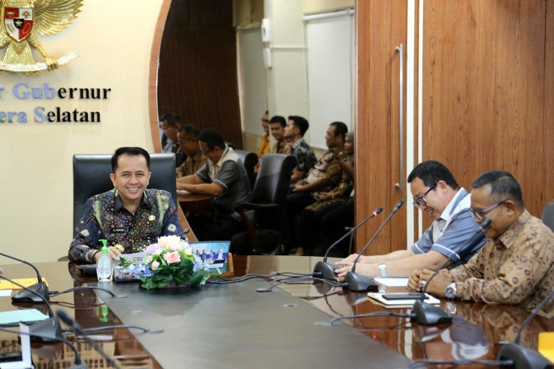 Pj Gubernur Sumsel, Agus Fatoni saat menerima audiensi jajaran direksi PT OKI Pulp and Paper di Kantor Gubernur Sumatera Selatan, Palembang, Sumatera Selatan, Jumat (15/3/2024).(foto-sumber humas)