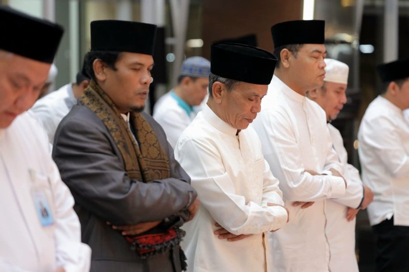 Sekretaris Daerah (Sekda) Provinsi Sumatera Selatan (Sumsel) S.A Supriono melaksanakan salat isya dan tarawih berjemaah dengan jajaran Bank Sumsel Babel (BSB).