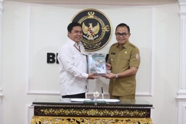 Penjabat Bupati Banyuasin, H. Hani Syopiar Rustam menyampaikan Laporan Keuangan Pemerintah Daerah Kabupaten Banyuasin Tahun 2023 kepada Badan Periksa Keuangan (BPK) RI Perwakilan Provinsi Sumatera Selatan dan diterima langsung oleh Kepala BPK RI Perwakilan Sumsel, Andri Yogama