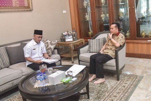Pj Bupati Apriyadi Mahmud menemui Pj Gubernur Sumsel Dr Agus Fatoni MSi di Griya Agung Palembang guna melaporkan progress pembangunan jalan tol