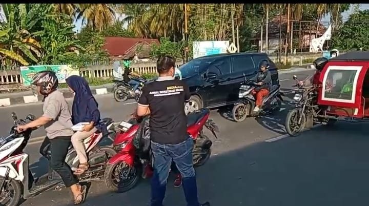 IWO Ogan Ilir berbagi takjil kepada para pengendara