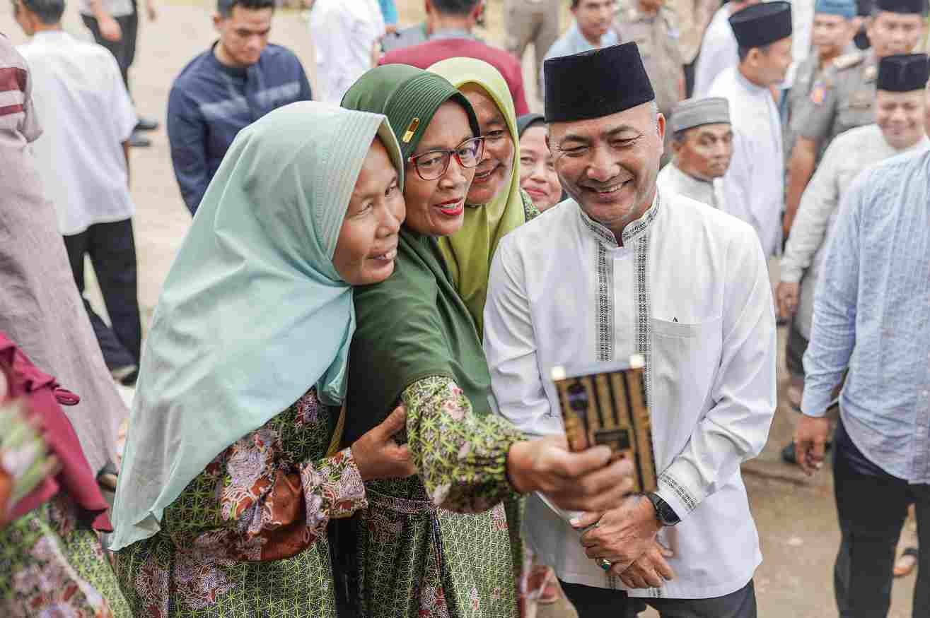 Warga Desa Gajah Mati Tumpah Ruah Sambut Kedatangan Pj Bupati Apriyadi