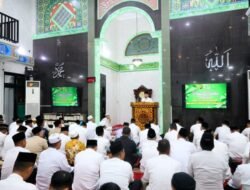 Sinergitas bersama TNI, Pj Gubernur Agus Fatoni Salat Berjamaah di Masjid Raudhatul Ulum Kodam II/Sriwijaya